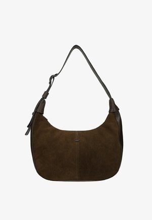 Brązowa zamszowa torebka na ramię o zakrzywionym kształcie, z skórzanymi akcentami i pojedynczym regulowanym paskiem. Zawiera subtelne logo i detale przeszyć.