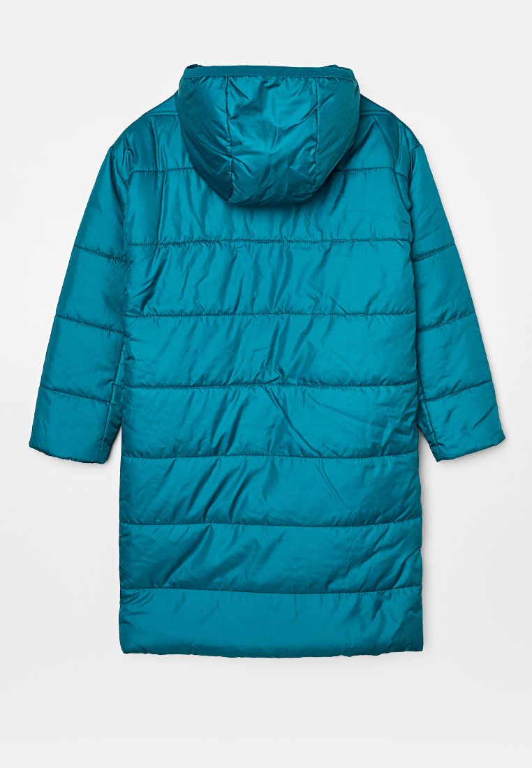 Abrigo de invierno acolchado largo en color teal con capucha, con acolchado horizontal visible y mangas largas, mostrado desde la parte posterior sobre un fondo blanco.