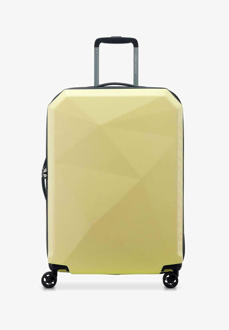 Valigia rigida di colore giallo chiaro con un design geometrico, dotata di manico retrattile, superficie testurizzata e quattro ruote.