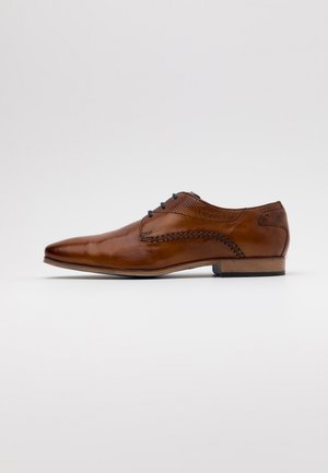Brązowe skórzane buty wizytowe o eleganckim wyglądzie, z wąskim czubkiem, teksturowaną cholewką i niebieskimi sznurowadłami. Posiadają niski obcas i plecionkę.