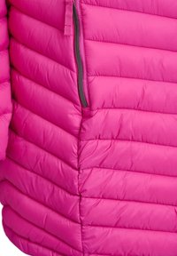 Rosa Puff-Jacke mit gestepptem Design, vertikalen Streifen, einer mit Reißverschluss versehenen Tasche und glatter, glänzender Textur. Mit grauem Zubehör akzentuiert.