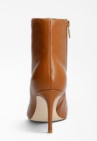 Hnědá kožená kotníková bota s elegantním designem, špičatou špičkou a vysokým jehlovým podpatkem. Obsahuje boční zip pro snadné obouvání.