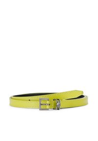 Jasnożółty skórzany pasek o gładkiej fakturze, z metalową klamrą w kolorze srebrnym i kontrastującymi przeszyciami. Posiada smukły, regulowany fason.