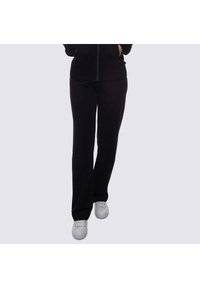 Schwarze Sporthose aus weichem Stoff mit geradem Bein Design, kombiniert mit weißen Sneakern, vor einem schlichten Hintergrund.