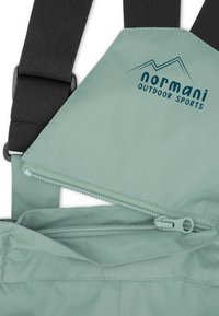 Wasserfeste grüne Latzhose mit schwarzen Trägern, ausgestattet mit einer Reißverschlusstasche und dem "normani outdoor sports"-Logo in Dunkelblau. Strukturierter Stoff.