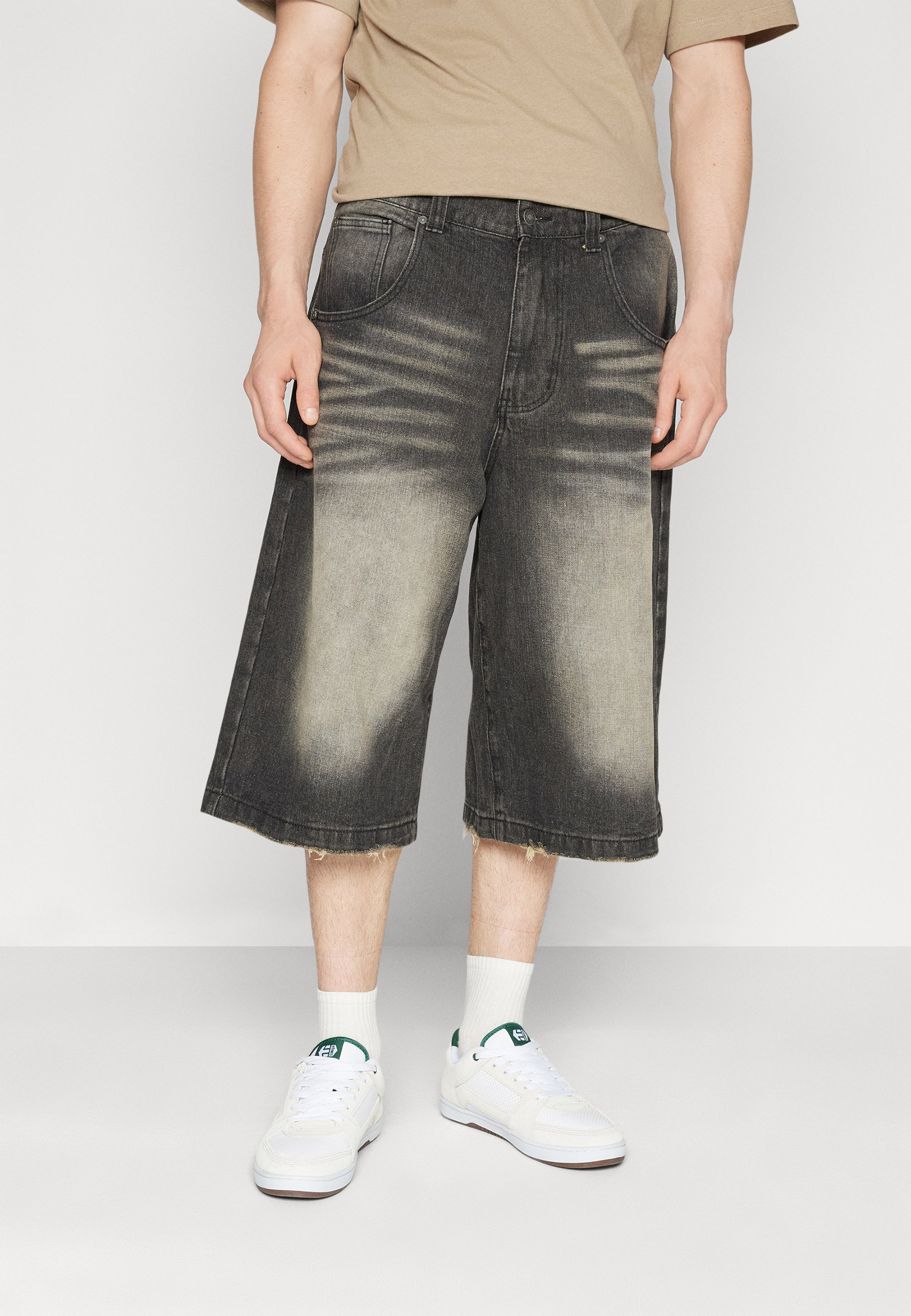 Jaded London COLOSSUS - Denim shorts - washed black/grey - Zalando.de