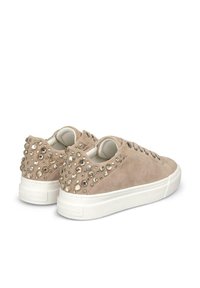 Sneaker in suede beige con una finitura testurizzata, caratterizzate da un design posteriore decorato con borchie trasparenti e metalliche, e una suola in gomma bianca.