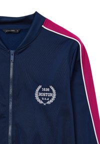 Giacca a zip blu marina con dettagli rosa e piping bianco. Presenta un logo ricamato "1636 BOSTON U.S.A." in bianco sul davanti.