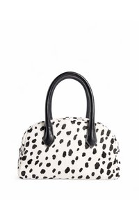 Biała torba na ramię w czarne plamy, wykonana z teksturowanego materiału, z czarnymi skórzanymi uchwytami i akcentami. Okrągły kształt, zapięcie na zamek z boku.