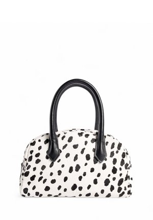 Bela torbica z črnimi pikami, izdelana iz teksturiranega materiala, z črnimi usnjenimi ročaji in akcenti. Okrogla oblika, zadrga na strani.