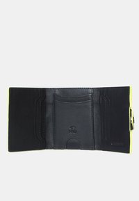 Zwarte leren portemonnee met neongele accenten, voorzien van meerdere kaartsleuven en een RFID-beschermingslogo aan de binnenkant.