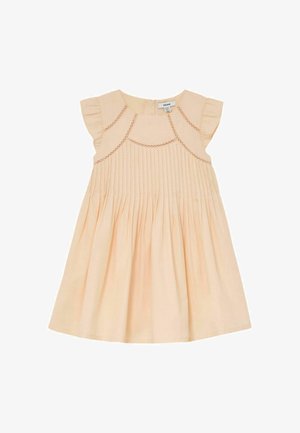 Hellpfirsichfarbenes ärmelloses Kleid mit gerafften Schultern, dekorativen Nähten auf der Brust und plissiertem Rockdetail.