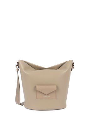 Sac seau en cuir beige avec poche avant à pression, bandoulière réglable et logo "Lancaster Paris" discret sur le rabat de la poche.