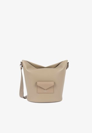 Sac seau en cuir beige avec poche avant à pression, bandoulière réglable et logo "Lancaster Paris" discret sur le rabat de la poche.