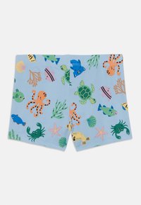 Lysblå svøm shorts med en række farverige havdyrsmønstre, herunder fisk, blæksprutter og havskildpadder.