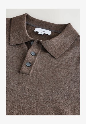 Braun polo shirt aus strukturiertem Material, mit umgeschlagenem Kragen und drei dunklen Knöpfen an der Knopfleiste. Das Etikett enthält "NEXT."