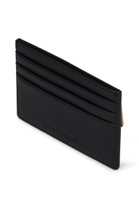 Melnas ādas maks kartēm ar trim kartes vietām un izsistā zīmola nosaukuma priekšpusē, skatījums no lejas uz balta fona.