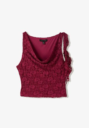 Bordeaux kanten top met een gedrapeerde halslijn, voorzien van een gladde binnenvoering en asymmetrische kantbandjes. Gegarandeerd een textuur met een bloemig patroon over het geheel.