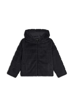Giacca con cappuccio in pelo sintetico nero, caratterizzata da una chiusura con zip, tasche laterali e un motivo a righe testurizzato sul tessuto.
