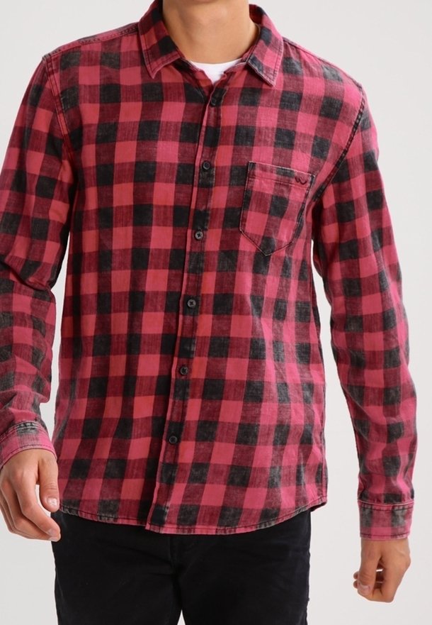 Rood en zwart geruit flanellen shirt met lange mouwen, knoopsluiting aan de voorkant en een enkele borstzak. Zachte textuur en afgeronde zoom.