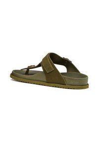 Sandali verde oliva con tomaia in morbido camoscio, fascia larga, fibbia regolabile e suola texturizzata con bordi a zigzag.