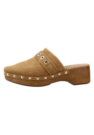 Bruine suède klomp met houten zool, zilveren studs langs de rand en drie veteroogjes op een bandje over de bovenkant.