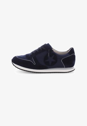 Marineblauer Sneaker mit schwarzem Stern-Detail, schwarzen Schnürsenkeln, weißer Zwischensohle und schwarzer Außensohle, von der Außenseite gezeigt.