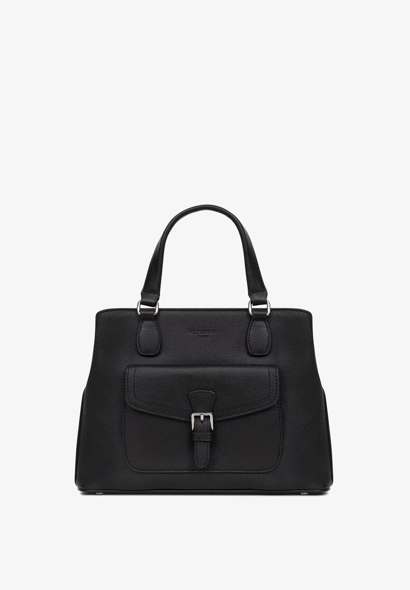 Zwarte leren handtas met een gestructureerd ontwerp, voorzien van bovenhandvatten, een voorvak met een gesp en accenten in zilverkleurige hardware.
