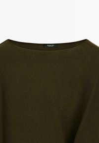 Maglione girocollo verde oliva scuro con una texture liscia e una piccola etichetta nera all'interno del colletto con la scritta "Massimo Dutti".