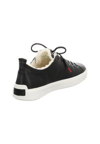 Schwarze Ledersneaker mit weißer Gummisohle, ausgestattet mit einer weichen Innenauskleidung und einem kontrastierenden roten Akzent an der Seite. Die Schnürsenkel sind gebunden.