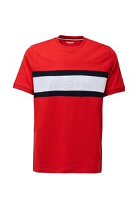 Camiseta de algodón roja con una franja horizontal en blanco y azul marino y "Salsa Jeans" grabado en el centro. Cuello redondo y mangas cortas.