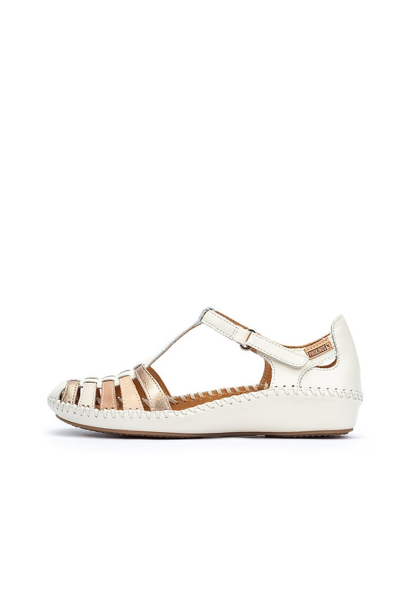 Sandale en cuir blanc avec un design à bride T, accents dorés et détails découpés. Présente des coutures le long de la semelle et un dos fermé.