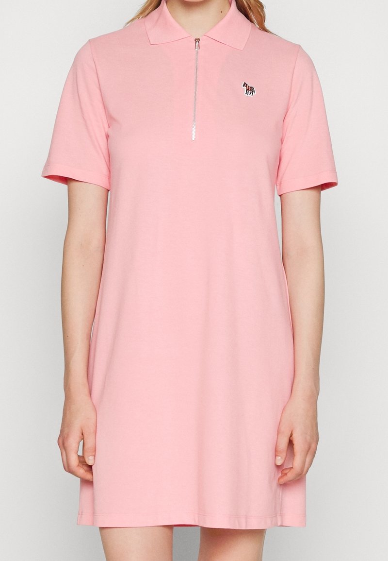 Robe polo rose avec une fermeture éclair à l'avant, des manches courtes et un design de zèbre brodé sur la poitrine. Fabriquée en coton doux.