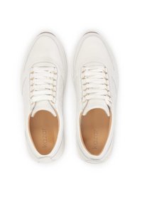 Zapatillas blancas con un acabado de cuero suave, punta redondeada y acentos texturizados. Presenta cordones blancos y un forro interior en tono marrón.