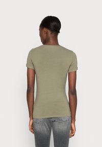 Guess MINI TRIANGLE TEE - Camiseta básica - lichen leaf green
