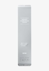 Boîte de crème pour un teint radieux avec 10% de vitamine C, promet une peau revitalisée et d'apparence uniforme, 50 ml, par Doctor Babor.