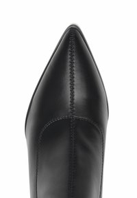 Scarpa in pelle nera con punta appuntita e finitura liscia. Include dettagli di cucitura lungo la cucitura centrale e una silhouette elegante.