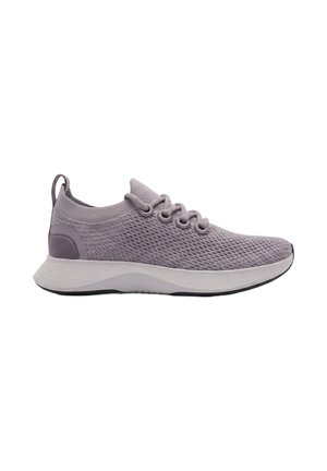 Hellvioletter gestrickter Sneaker mit Schnürfront, Zuglasche an der Ferse und weißer gepolsterter Sohle mit schwarzer Außensohle.