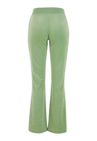 Zaļas velūra piegriezuma bikses ar augstu vidukli, kurām ir gluda tekstūra un nav redzamu detaļu vai rakstu.