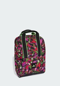 Zaino con motivo di uccelli vivaci in rosa, verde e nero con spallacci neri e dettagli verdi. Include un logo Adidas sulla parte frontale.