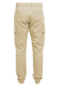 Beige cargobroek met elastische boorden, achterpas met bies, zijflapzakken en riemlussen, gezien van achteren.