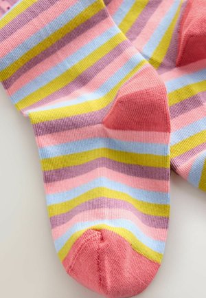 Sosete multicolore cu dungi orizontale în roz, albastru, galben și violet, cu un vârf solid roz și textură ribonată.