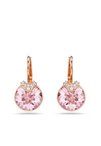 Brincos em ouro rosa com grandes cristais cor-de-rosa com facetas intricadas, complementados por pequenas pedras decorativas transparentes.