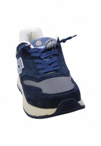 Sneaker blu navy con materiali scamosciati e in rete, punta rotonda, accenti testurizzati, sistema di allacciatura prominente e suola imbottita.