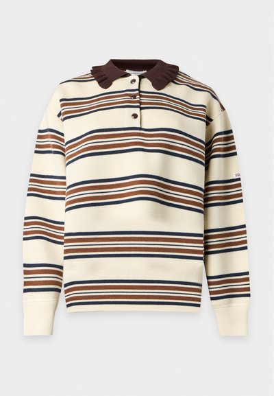 Pull crème à manches longues avec rayures horizontales marron et bleu marine, col froncé marron foncé, et trois boutons sur l'encolure devant.