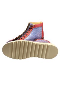 Sneakers alte in materiale blu testurizzato con dettagli rossi, caratterizzate da lacci neri e suola beige scanalata.