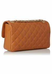 Borsa in pelle marrone trapuntata con una tracolla in catena dorata. Presenta una forma rettangolare, una texture liscia e un dettaglio di cucitura sottile.