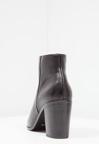 Schutz Botines bajos - black
