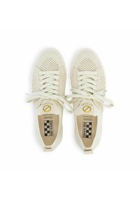 Baskets beige clair avec tige en mesh, embout rond, design à lacets, col rembourré et détail de logo contrastant sur la languette et la semelle intérieure.