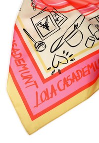 Seidenschal mit einem bunten Design, das grafische Elemente enthält, darunter Herzen, Pinsel und gerahmte Kunstwerke vor einem Farbverlauf-Hintergrund.